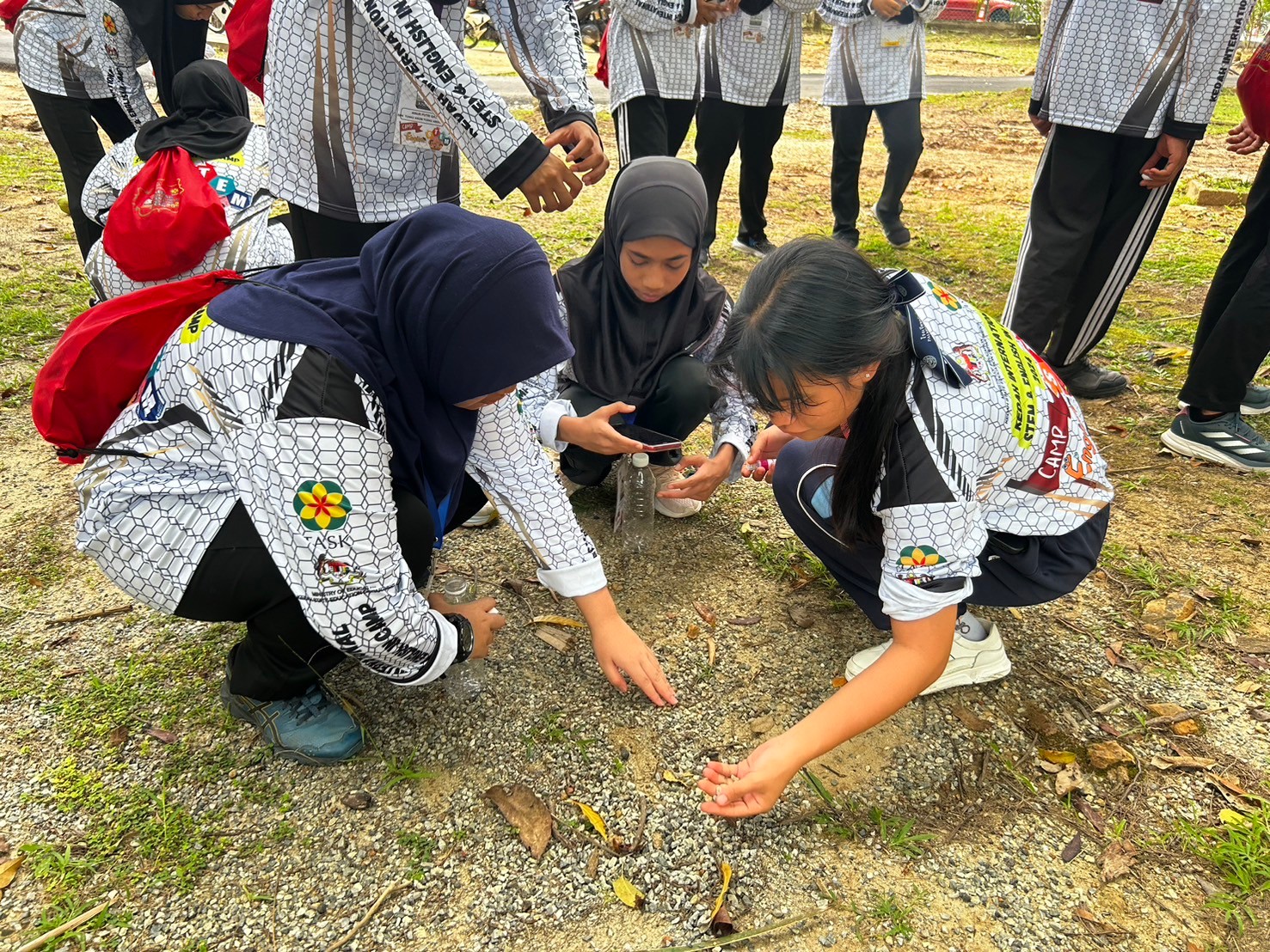 LINE_ALBUM_khay Stem and English Camp n prathes maleseiy_241120_27.jpg